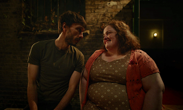 «Олененок»: Стендап, абьюз и сталкинг в самом вирусном сериале весны