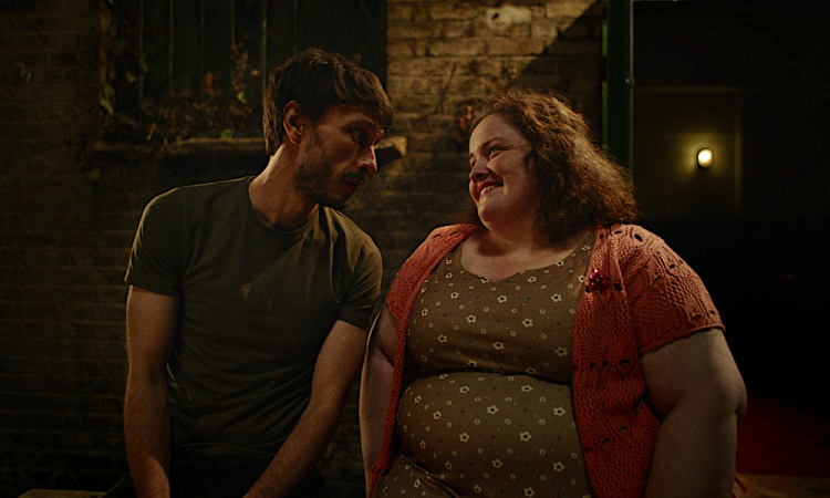 «Олененок»: Стендап, абьюз и сталкинг в самом вирусном сериале весны