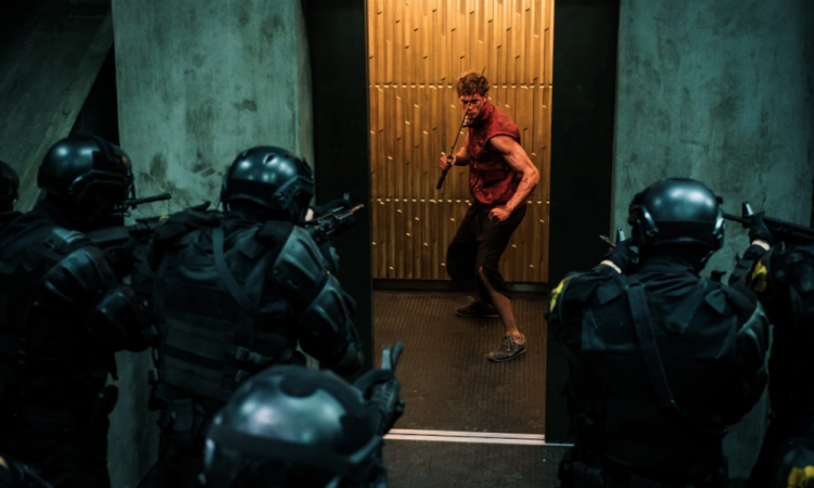 «Пацан против всех»: Билл Скарсгард, ультранасилие и пирожные