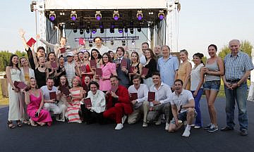 Никита Михалков вручил дипломы очередным выпускникам своей Академии