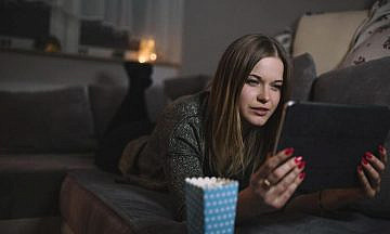 Более половины россиян продолжают пользоваться подписками на онлайн-кинотеатры