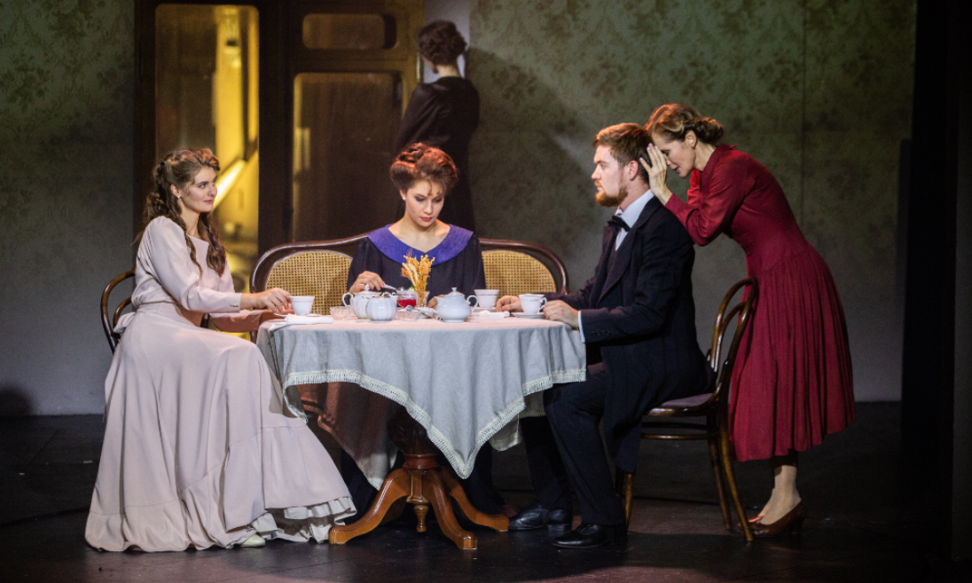 Розовое платье. Ирина Линдт.