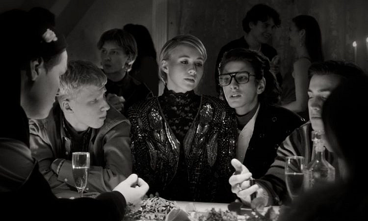 «Наступит лето»: Марк Эйдельштейн разыгрывает Тайную вечерю