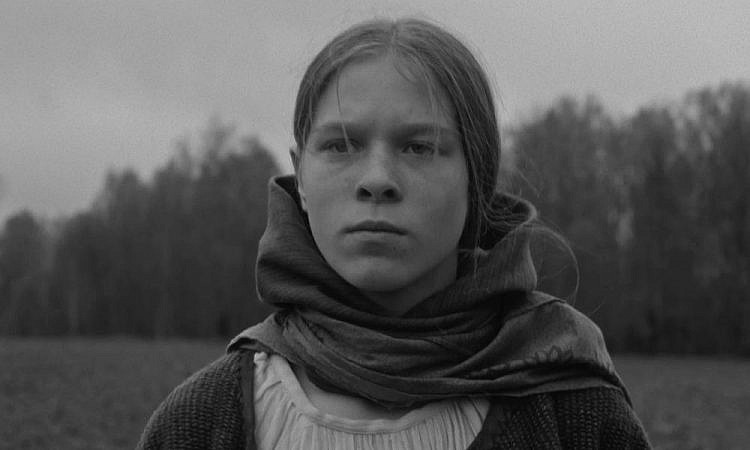 «На этой земле»: Пролетая над угрюмой деревушкой