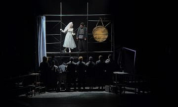 «Пир во время чумы»: Бесстрашный и макабрический спектакль Академии Михалкова