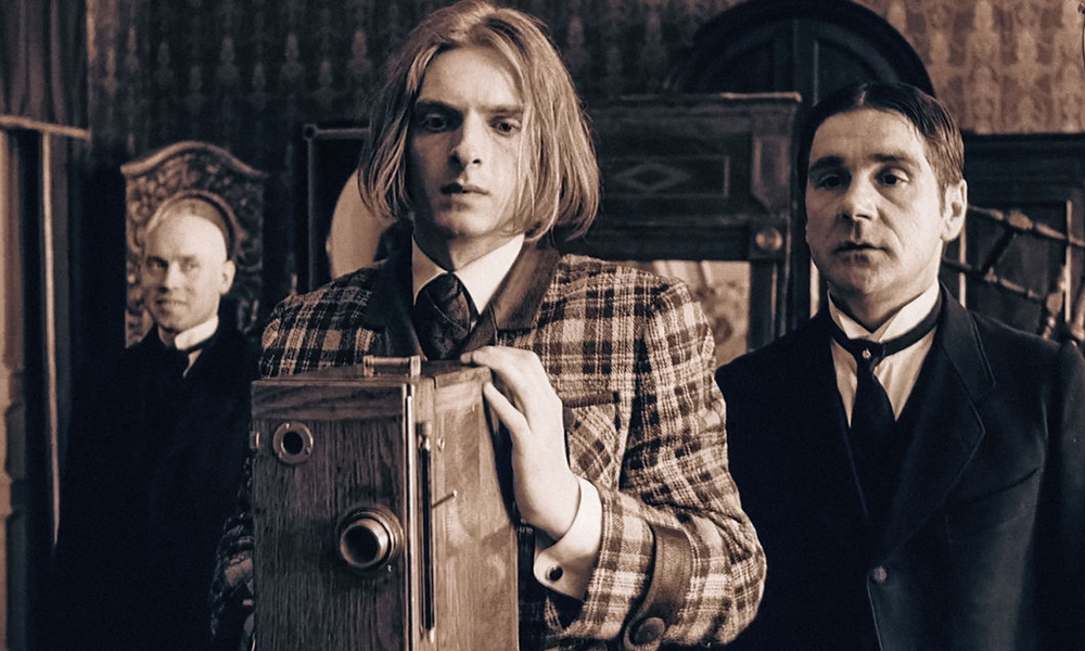 «Про уродов и людей» (1998)