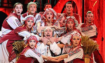 «Ревизор»: Красочная вакханалия с балканскими мотивами