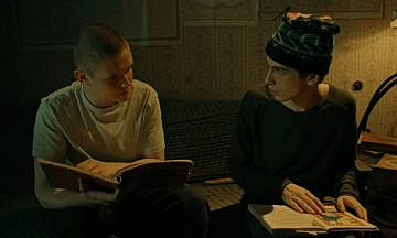 «Путешествие на солнце и обратно»: Магический реализм в прозаичной обертке 1990-х