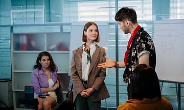 Триггеры в большом городе: Рецензия на сериал «Циники»