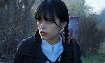 Второй сезон «Уэнздей»: Жуткая семейка Аддамс тонет в комедии