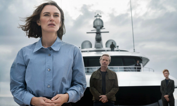 «Девушка из каюты №10»: Кира Найтли и Гай Пирс пытаются «достать ножи»