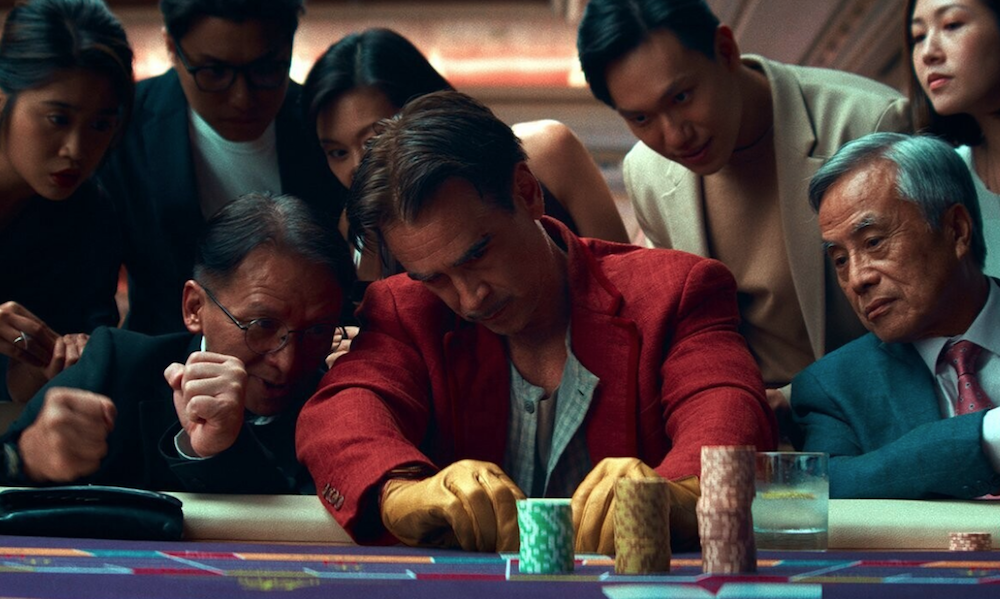 «Баллада о маленьком игроке»: Колин Фаррелл красочно прожигает жизнь в далеком Макао