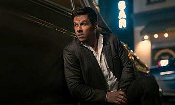 «Грязная игра»: Марк Уолберг шутит, ворует и всех убивает