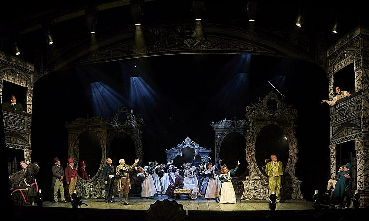 «Ревизор» в «Мастерской 12»: Сергей Гармаш и Елена Яковлева в королевстве кривых зеркал