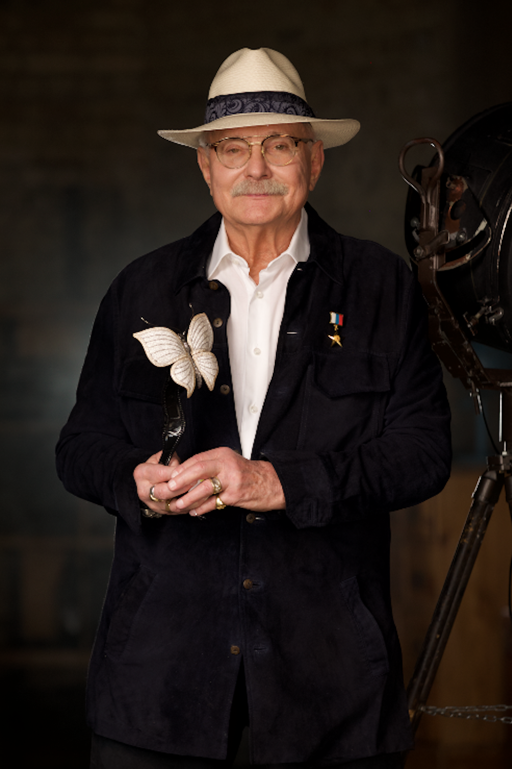 Никита Михалков со статуэткой «Бриллиантовая бабочка»