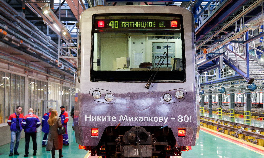 В честь 80-летия Никиты Михалкова запустили поезд в московском метро