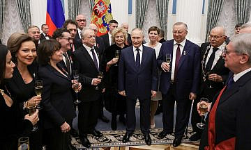 В Кремле торжественно вручили государственные награды