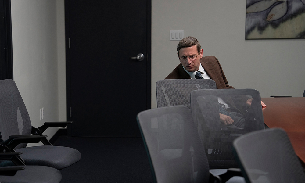 Сериал «Мебельная компания»: Со стула упал – связь с реальностью потерял