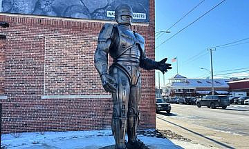 Робокопу установили бронзовый памятник