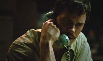 «Провод мертвеца»: Билл Скарсгард врывается на территорию Аль Пачино