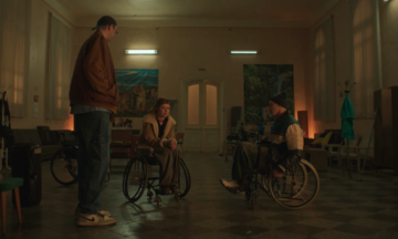 Инклюзивный танец одиноких сердец: Рецензия на сериал «Встать на ноги»