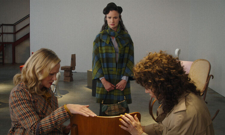 «По задумке»: Джульетт Льюис играет стул