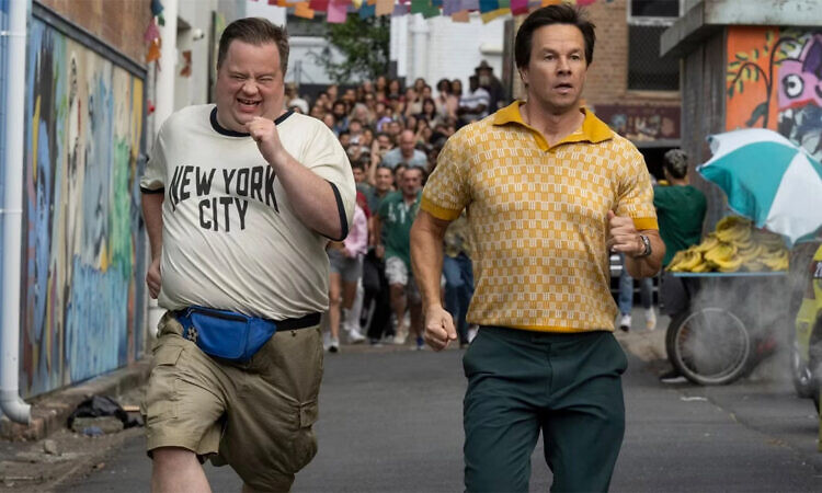 «Шары вверх»: Марк Уолберг и толпы диких любителей футбола