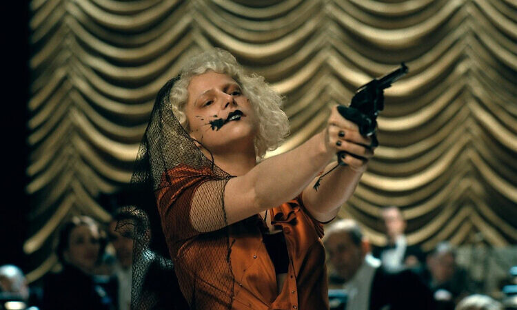 Почему «Невеста!» Мэгги Джилленхол – это полный провал