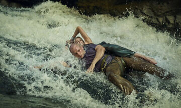 «Вершина»: Женщина с веревкой и психопат с колонкой в австралийской глуши